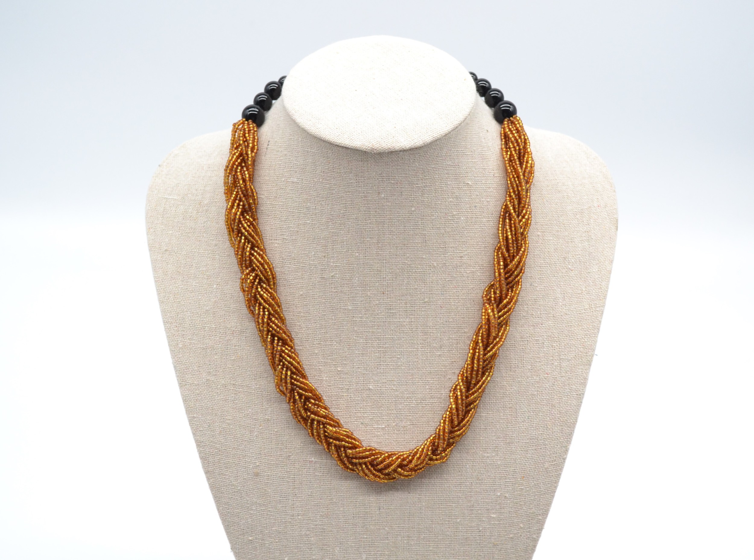 Collier torsadé en perles oranges