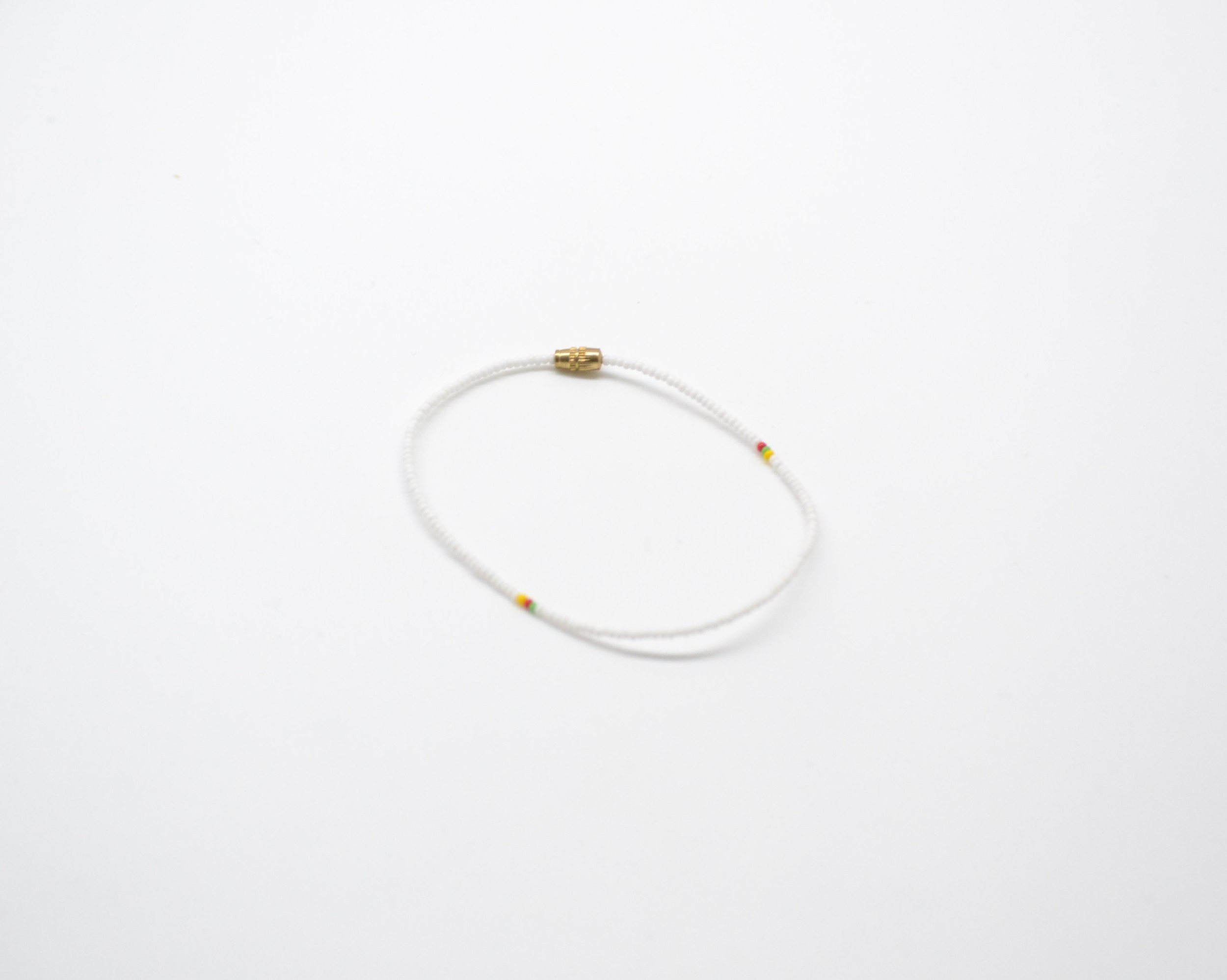 Bracelet de cheville en perles blanches