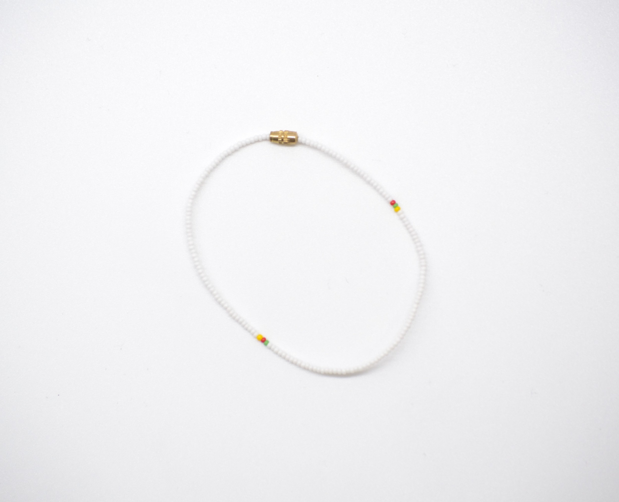 Bracelet de cheville en perles blanches