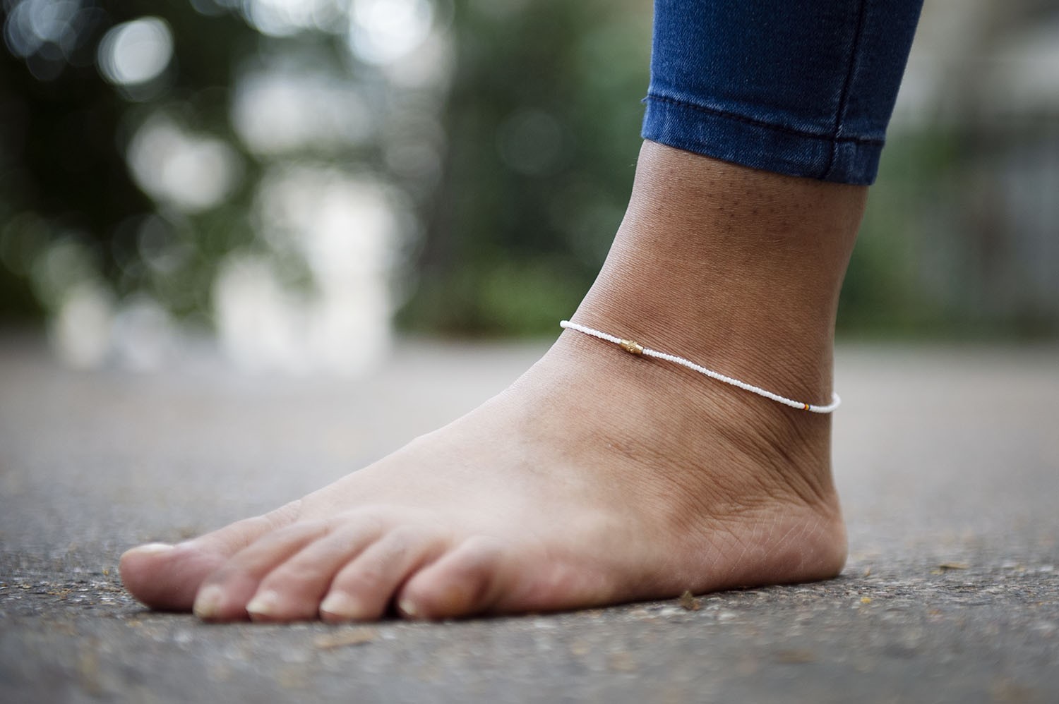 Bracelet de cheville en perles blanches