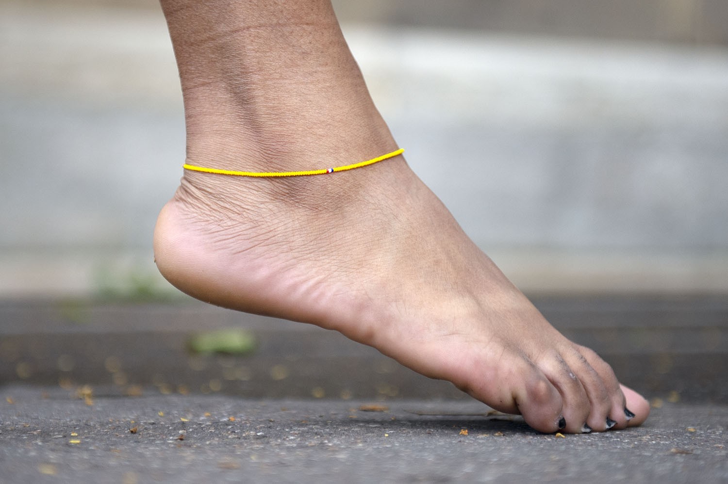 Bracelet en perles jaunes pour cheville