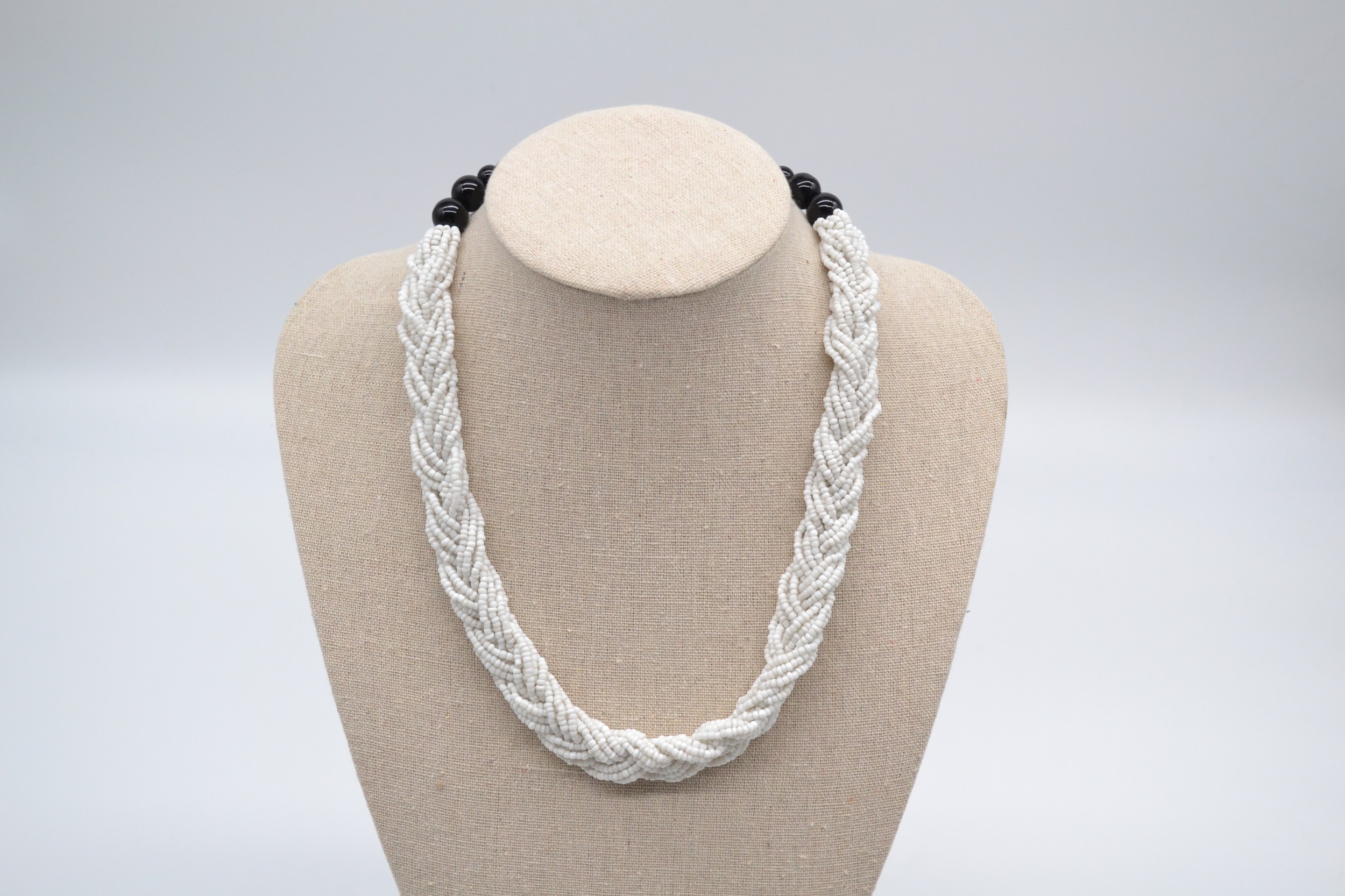 Collier de perles blanches multi-couches