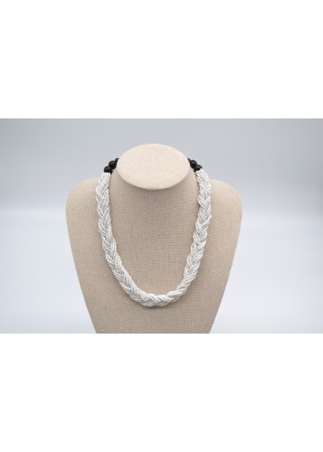 Collier de perles blanches multi-couches