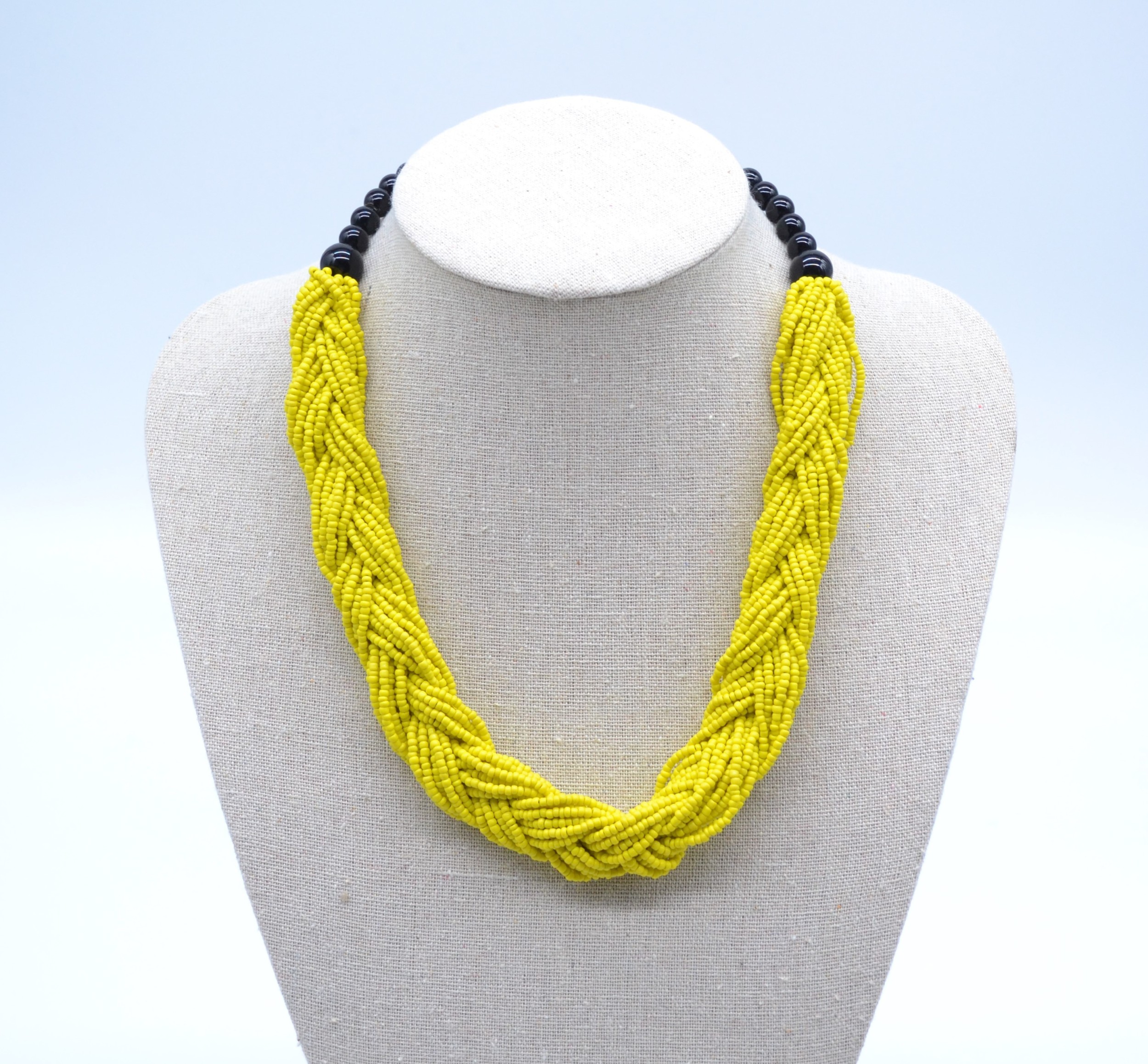 Collier de perles jaunes à plusieurs rangs