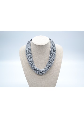 Ensemble de colliers de perles grises torsadés