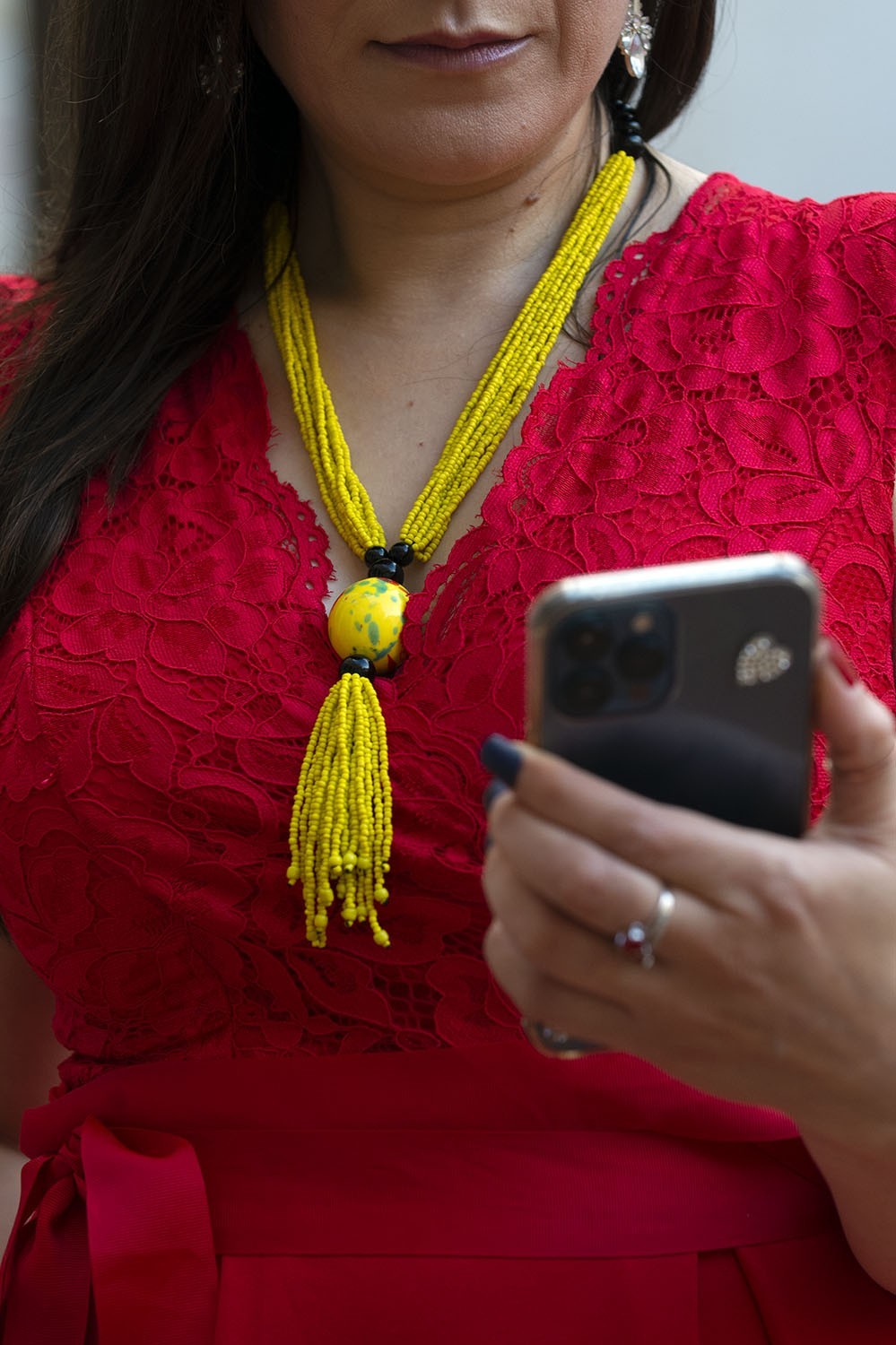 Collier de perles jaunes avec pendentif lumineux