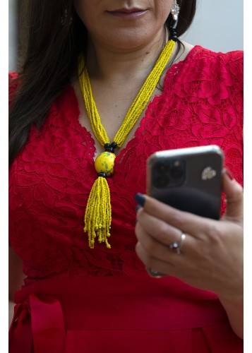 Collier de perles jaunes avec pendentif lumineux