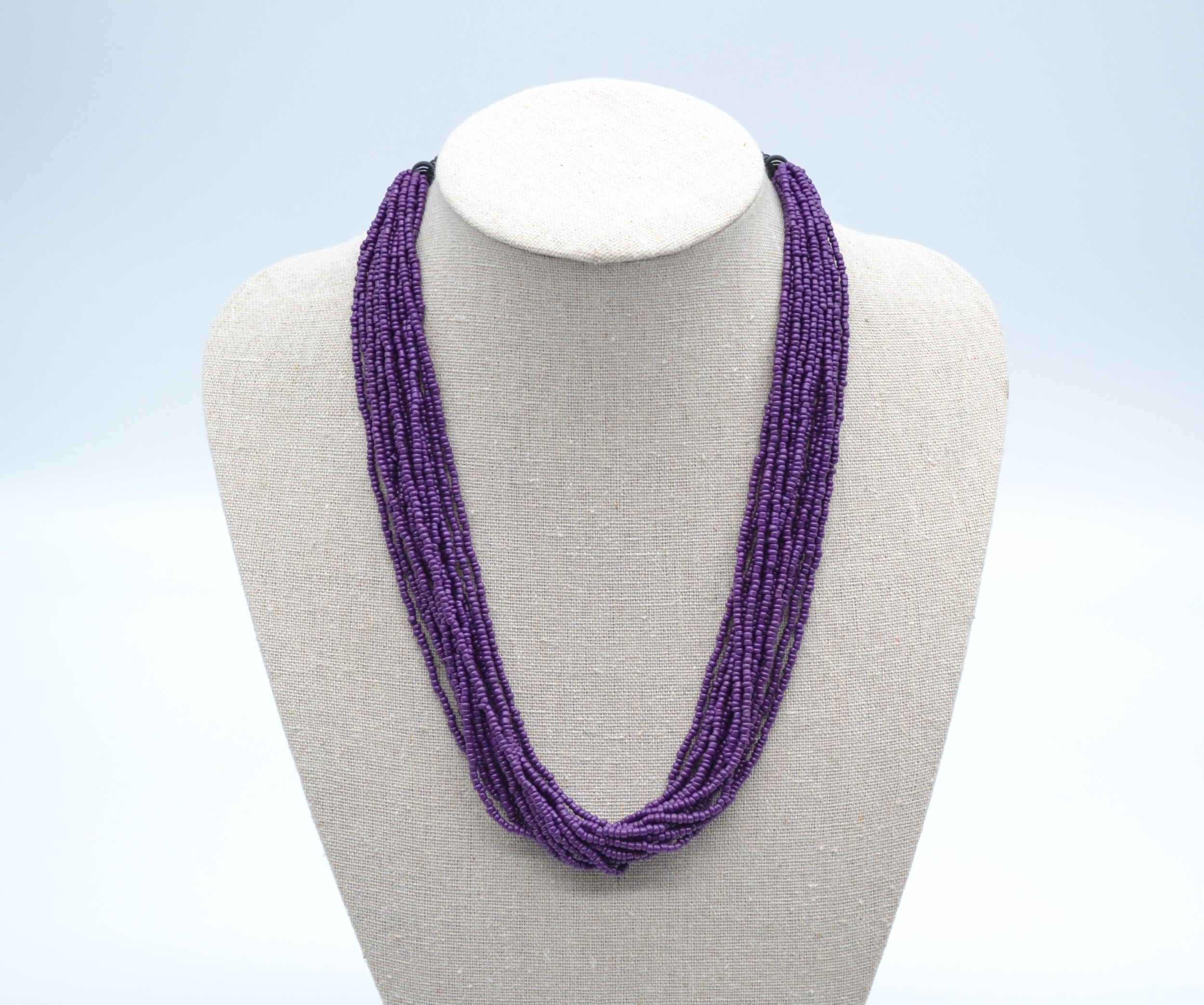 Collier artisanal de perles violettes