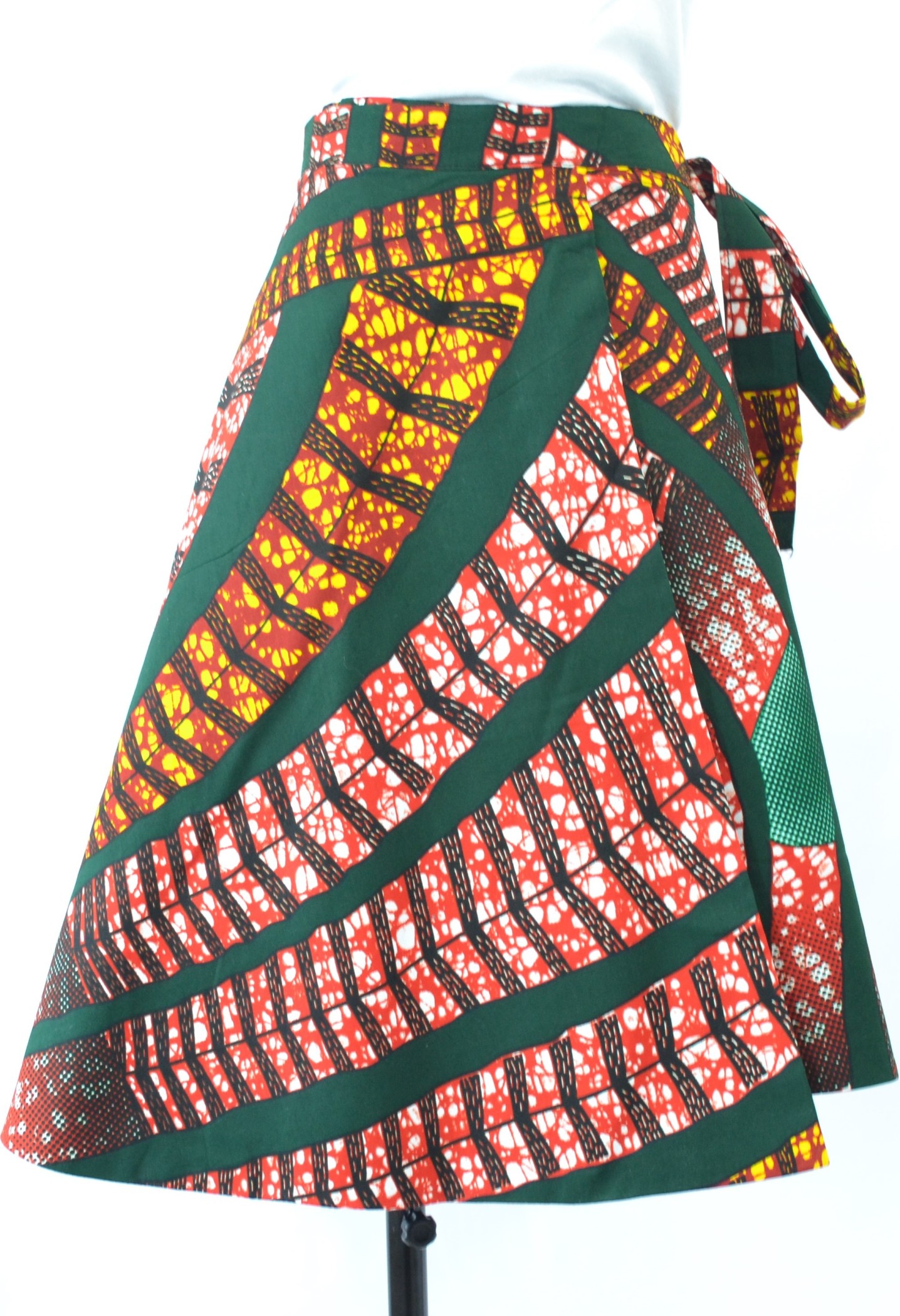 Jupe portefeuille colorée en tissu wax verte et jaune Jupe portefeuille colorée en tissu wax verte et jaune