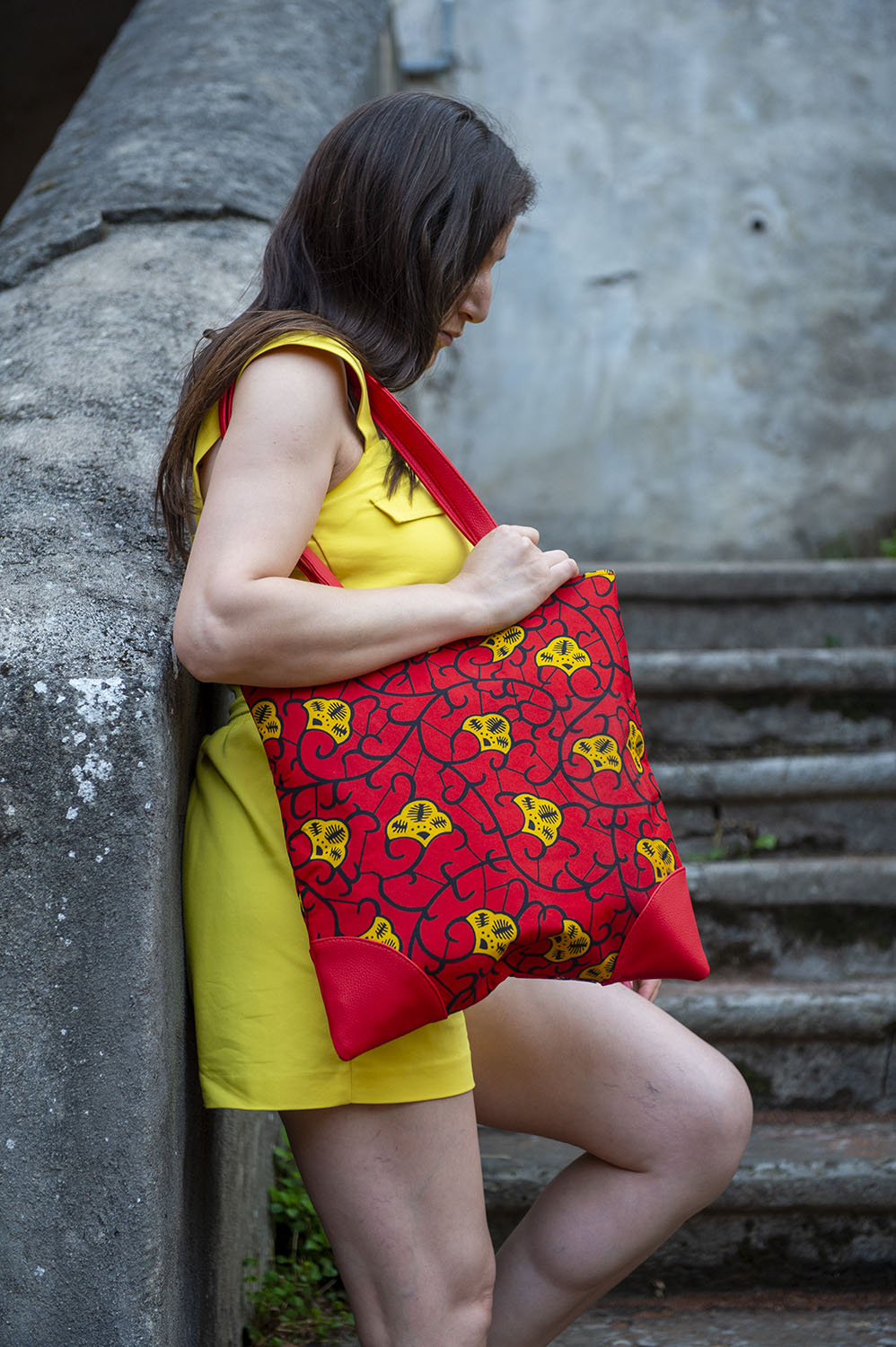 femme avec sac à main en tissu wax rouge