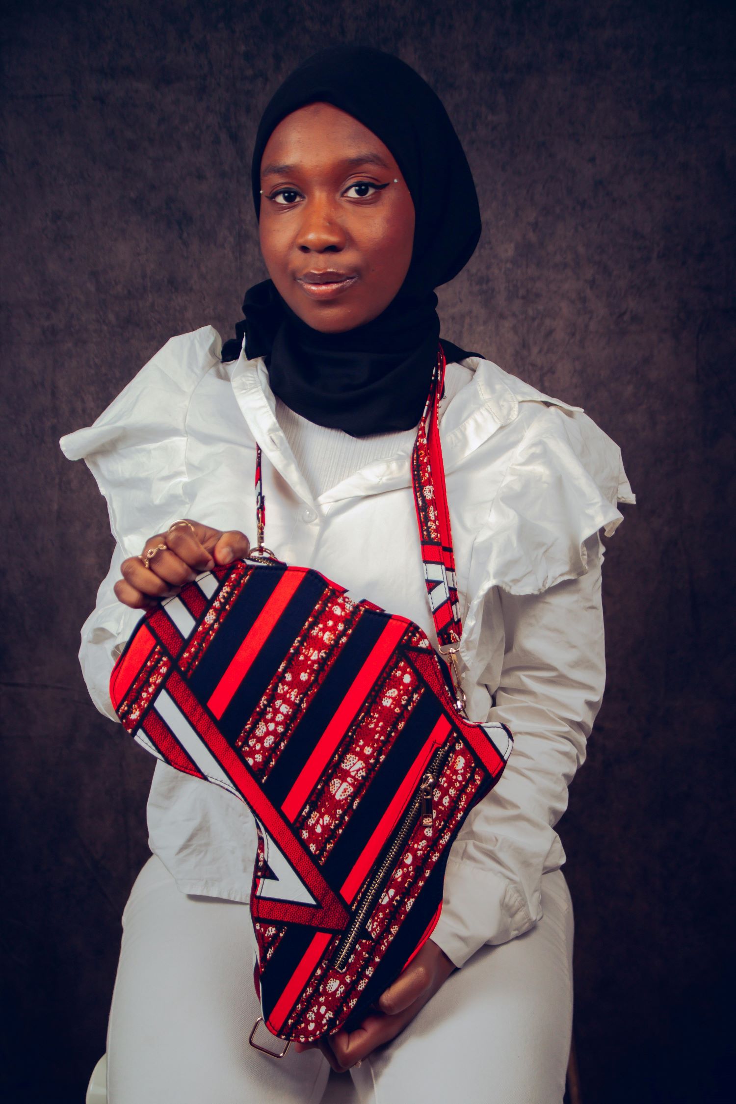 Femme avec carte d'afrique en tissu wax