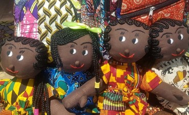 Rendez-vous avec une poupée africaine: une poupée noire en tissu wax