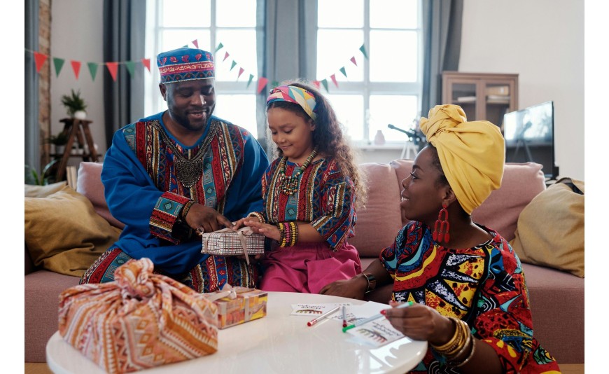 Créez la Magie de Noël avec des Cadeaux DIY en Tissu Wax : Une Touche Personnelle pour des Fêtes 